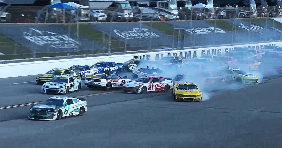 В гонке NASCAR произошла крупная авария с участием 28 автомобилей.