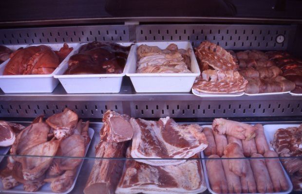 Carnea de porc este comercializată în micile măcelării sau în magazine de cartier.