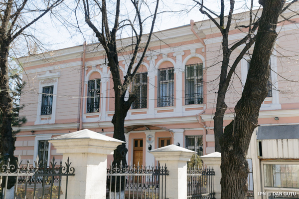 2 ноября запрещено подходить к избирательным участкам ближе, чем на 500 м всем лицам, кроме румынских граждан, участвовавших в голосовании.