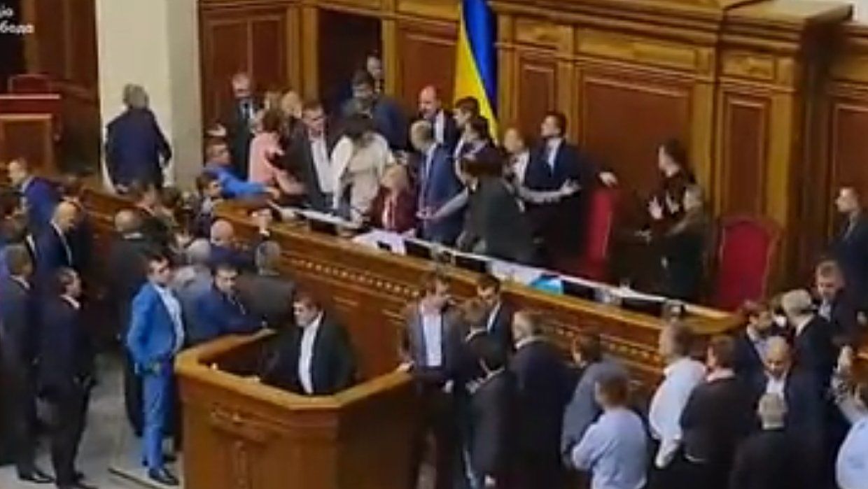 В Раде депутаты устроили драку из-за закона о Донбассе.