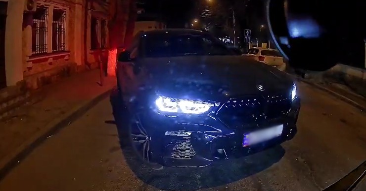 В столице водитель троллейбуса проучил водителя BMW X6, грубо нарушившего ПДД.