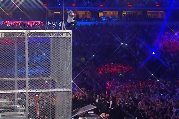 Звезда WWE попал в больницу с травмами после прыжка с 12-метровой высоты.