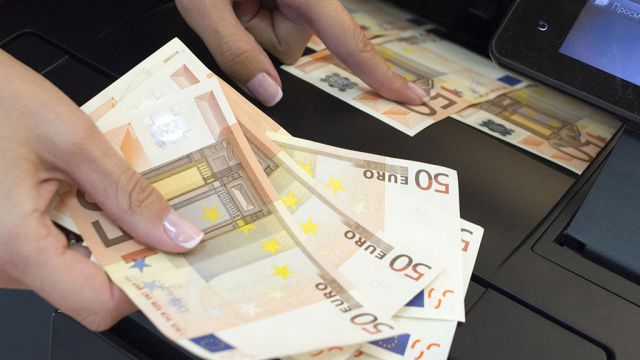 Евро чуть подешевел и стоит 20 леев 47 банов.