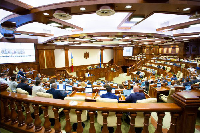 Парламент собирается на внеочередную сессию.