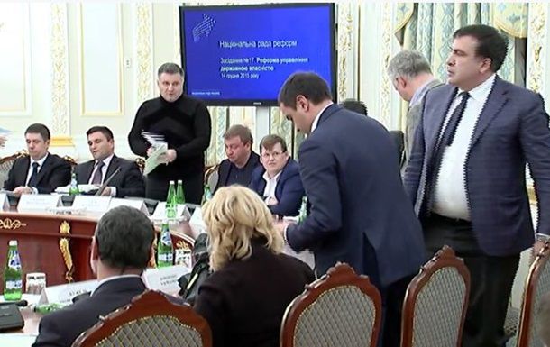 Арсен Аваков плеснул водой в Михаила Саакашвили.