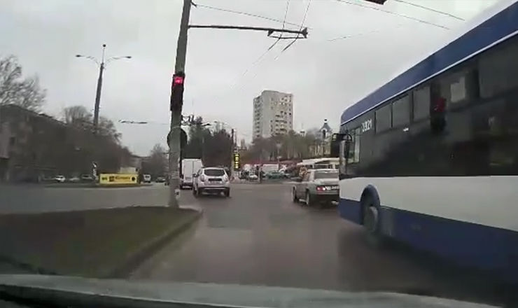 В Кишиневе троллейбус на перекрестке врезался в легковой автомобиль.