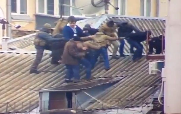 На видео видно, как около десятка силовиков ведут по крыше Михаила Саакашили.