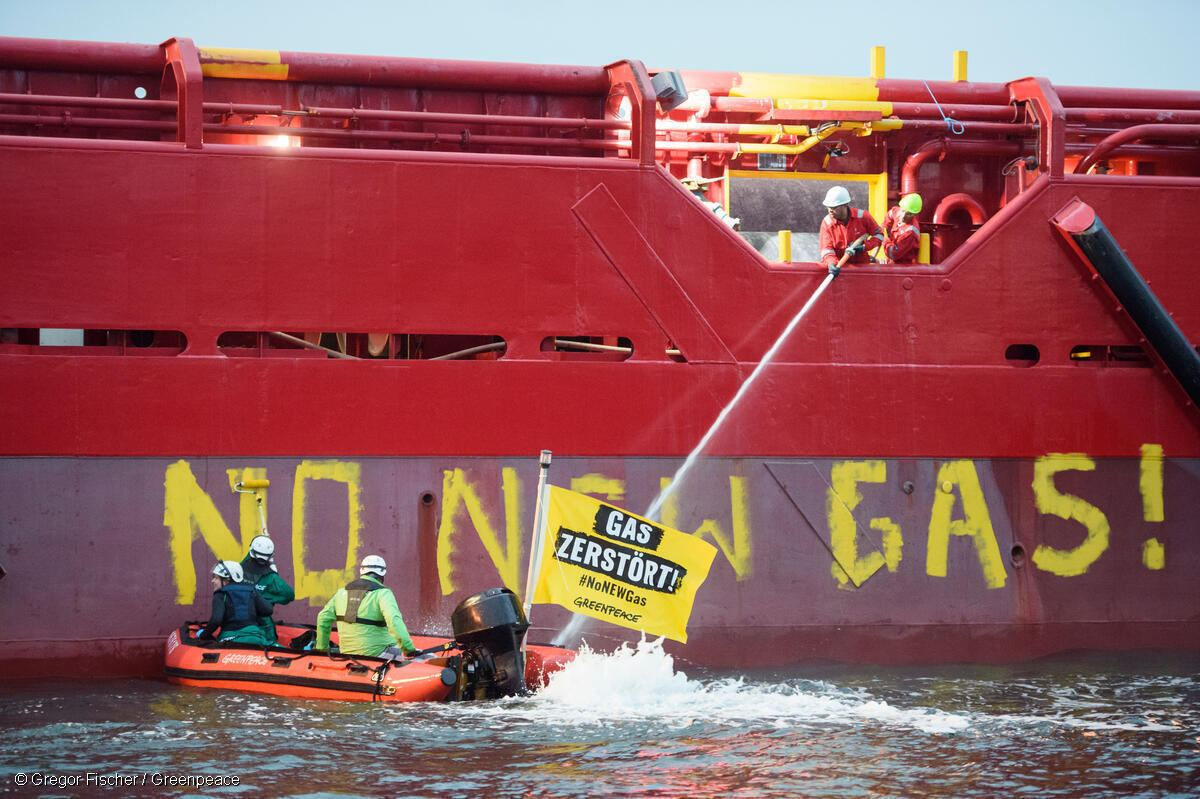 Активисты Greenpeace начали протесты против немецкого газопровода СПГ.