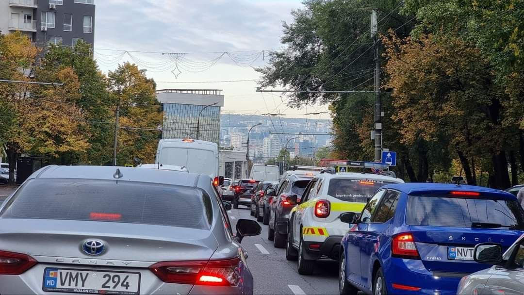 Столичный транспорт перенаправляют по указанию полиции. Фото Point.md.