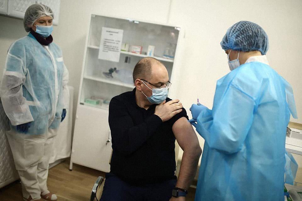 Всех украинцев обещают вакцинировать до конца года.