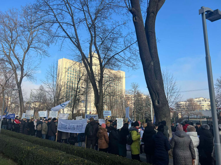 Перед правительством проходит протест учителей: к ним вышли депутаты.