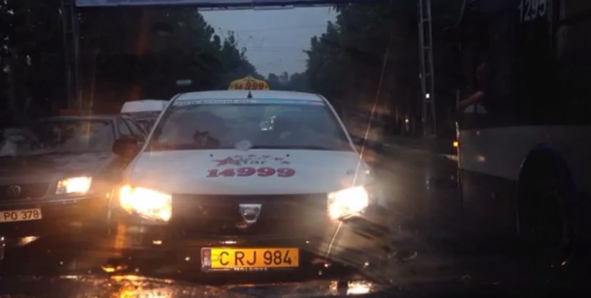 Un taximetrist foarte grăbit a uitat de regulile de circulaţie şi a depăşit ieşind pe contrasens în trafic.