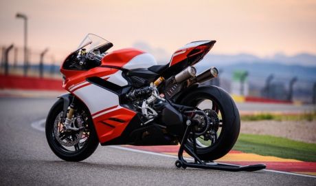 Celebra familie italiană Benetton se luptă să cumpere de la Volkswagen motocicletele Ducati. 