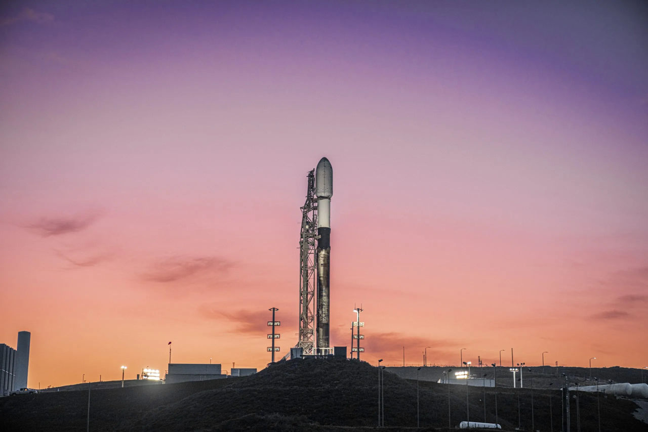 SpaceX перенесла запуск новой партии спутников Starlink.