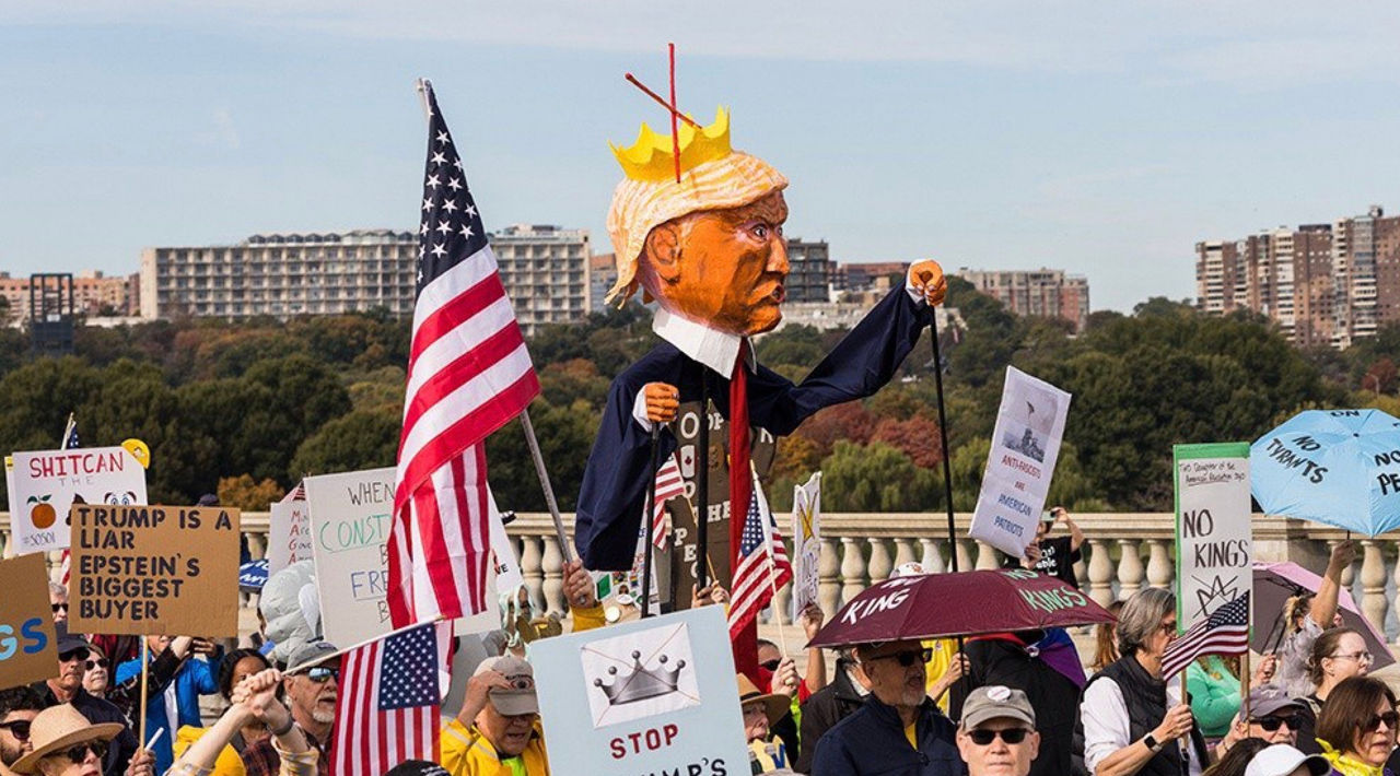 По всей территории США прошли протесты «Нет Королям» против политики Трампа.