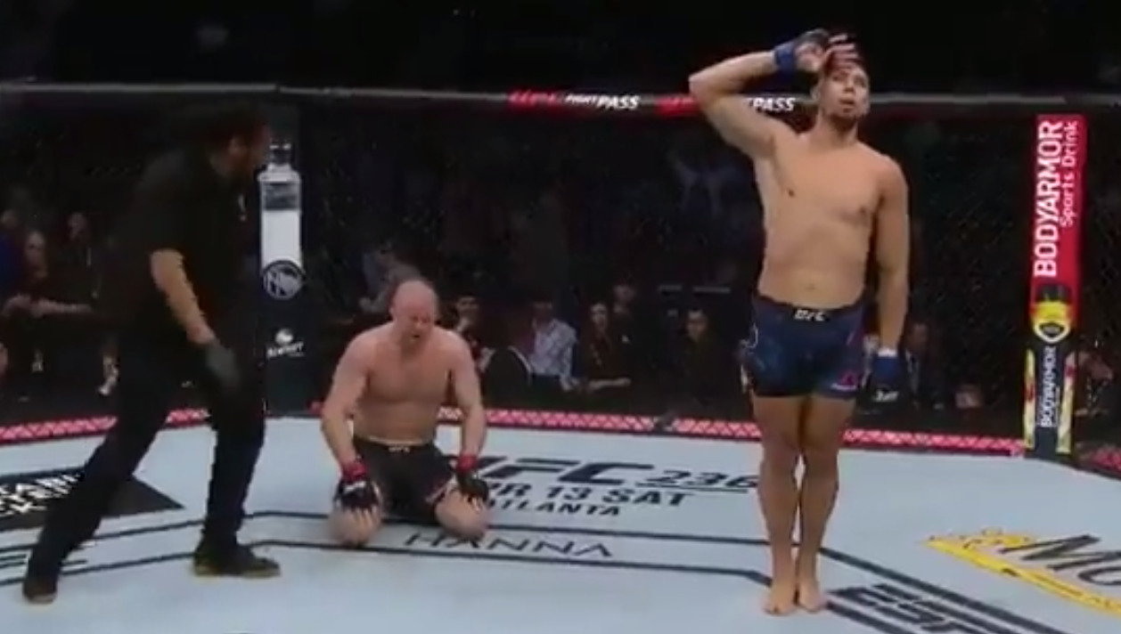 Боец UFC получил травму во время празднования победы после поединка.