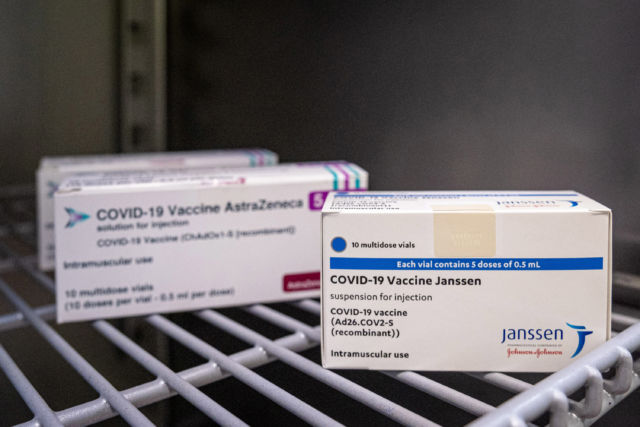 В ВОЗ оценили риски после прививок AstraZeneca и Janssen.