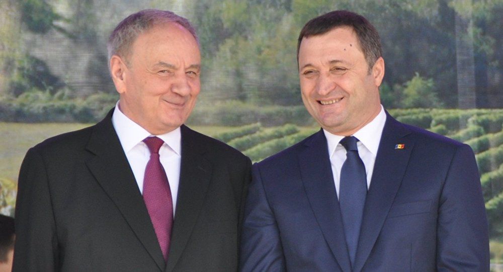 Președintele Nicolae Timofti l-a desemnat pe Ion Sturza la funcția de premier ca acesta să încerce să-l scoată pe Vladimir Filat de după gratii.