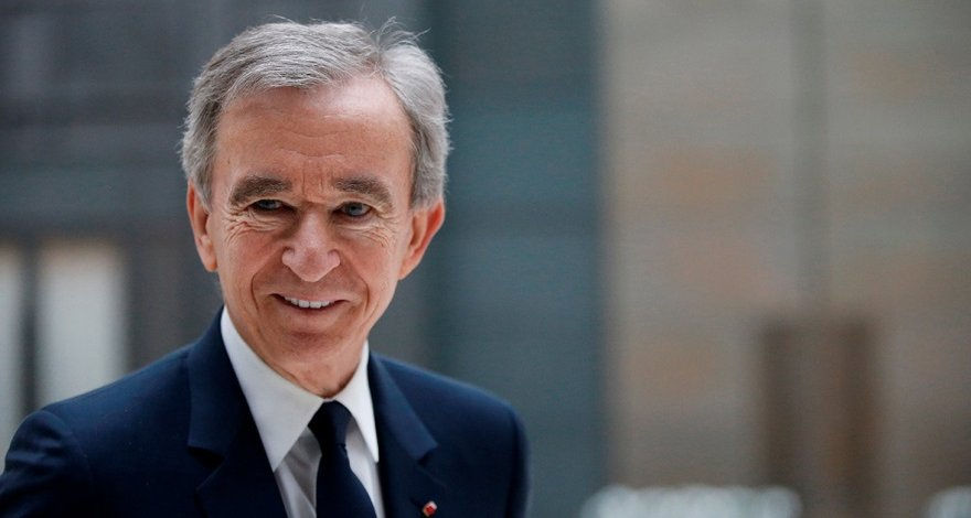 радостный парень с деньгами. миллиардер с деньгами. книга саидмурод давлатов мышление бедных и богатых. книга стратегия мышления богатых и бедных людей. богатый инвестор.