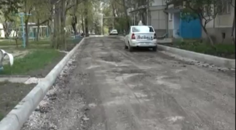 Во дворах пятиэтажек в Бельцах расширяют дороги и строят парковки.