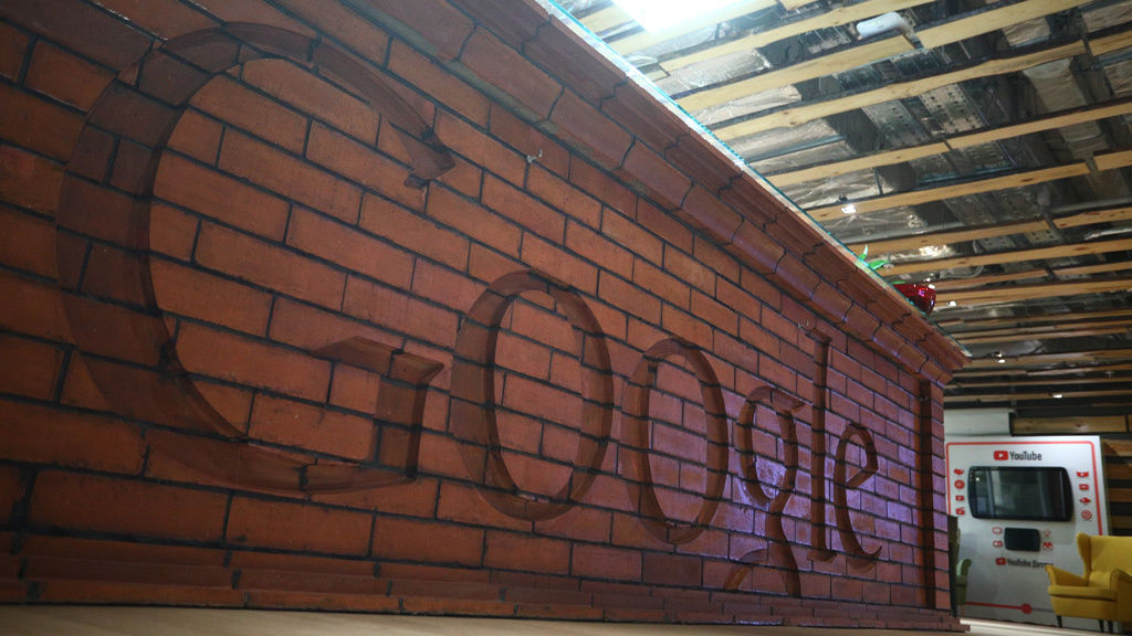 Google назвал причину сбоя работы своих сервисов.