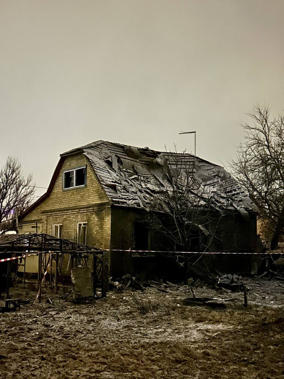 Обломки сбитых ракет упали в двух районах Киева, есть разрушения и пострадавший.