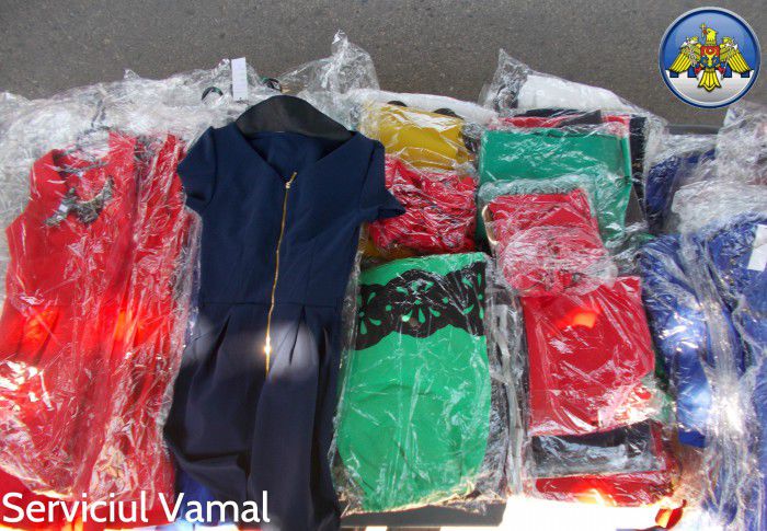 A încercat să intre în țară cu 100 de rochii sub capota mașinii. Foto: customs.gov.md