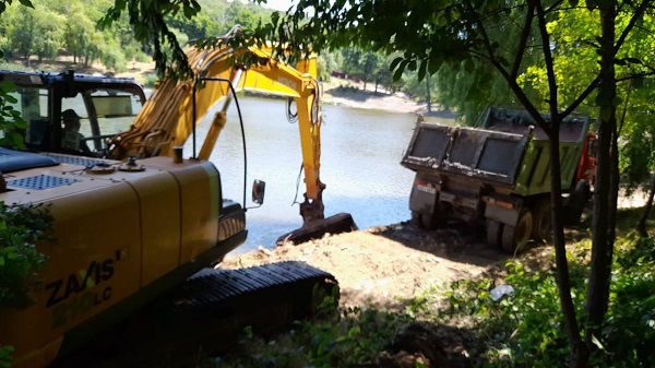 В парке на Рышкановке проводится очистка дна озера.