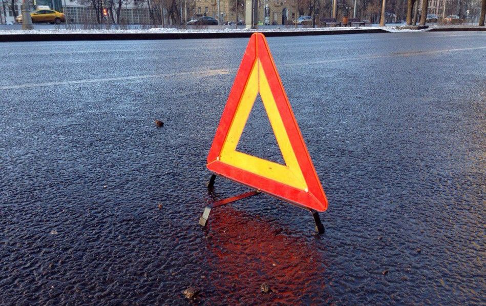 Фура опрокинулась на повороте в Бендерах.