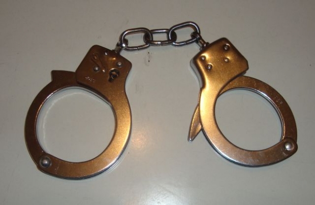 N-a fost să fie că în ziua următoare, inculpatul a fost reţinut imediat după primirea banilor, refuzând însă să restituie victimei actele primite anterior.