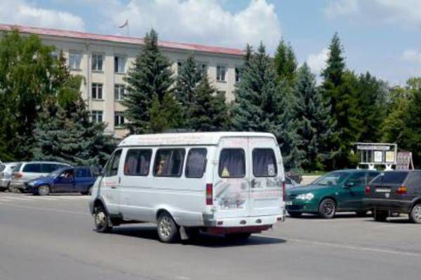 Уже сегодня микроавтобусы движутся по двум экспериментальным маршрутам.