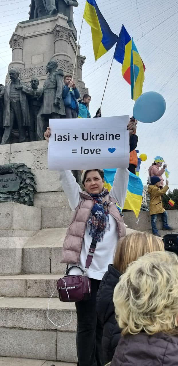 Украинцы в Яссах провели марш: Нам все еще нужна помощь.