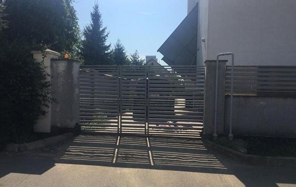 Под Одессой металлические ворота убили ребенка.