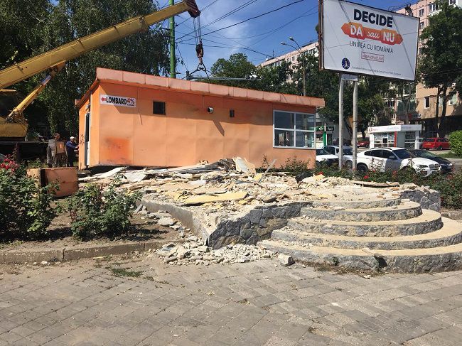На Ботанике снесли бесхозный торговый киоск.