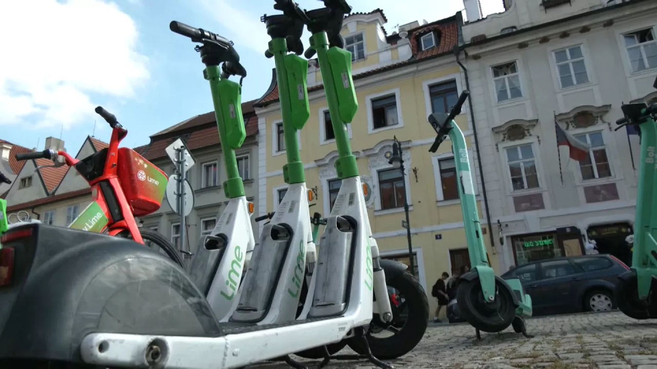 Praga va scăpa de trotinetele electrice: Autoritățile pregătesc noi reguli.
