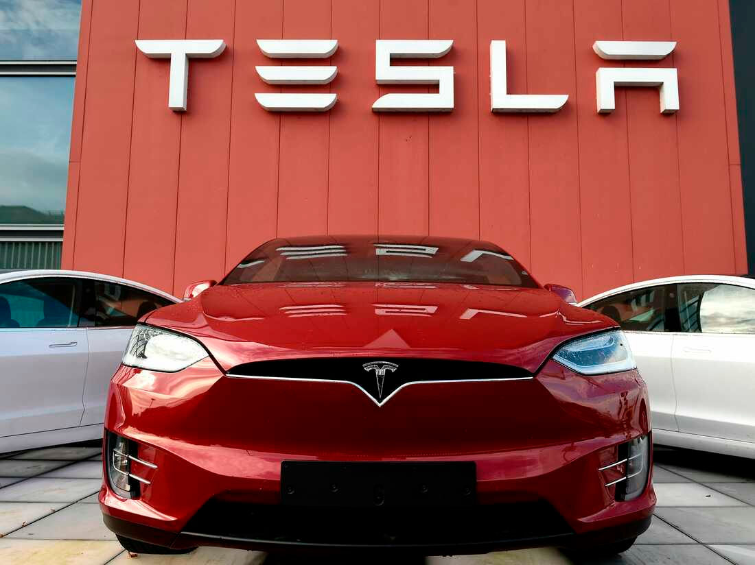 Tesla снижает цены на электромобили и полный автопилот: продажи разочаровывают.