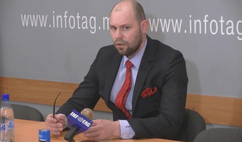 Вараницэ сказал, что не боится "Влада Плахотнюка, который считает себя Богом Молдовы, и намерен идти до конца".