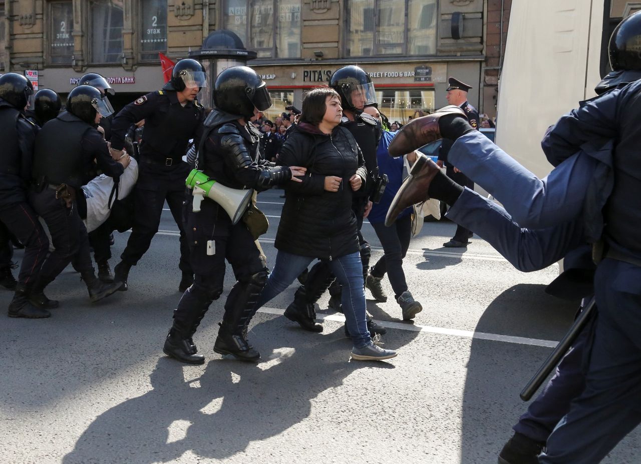 В Петербурге задержали больше 60 участников первомайских шествий.