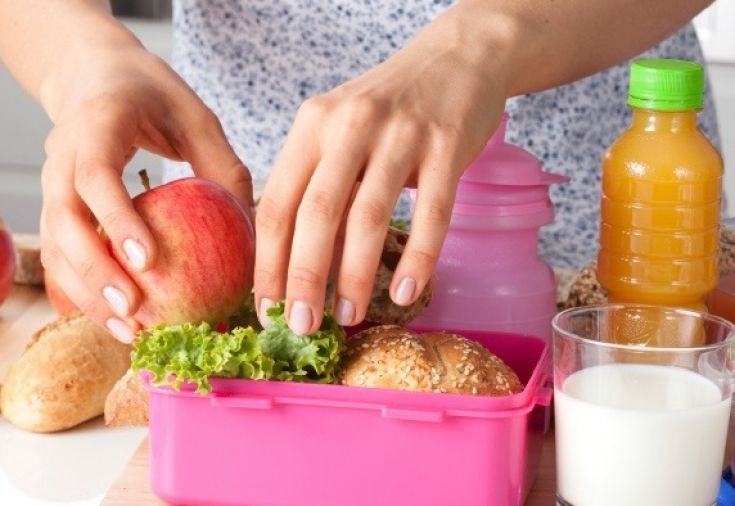 Сок, фрукты, печенье: продукты в пакетах для школьников Кишинева.