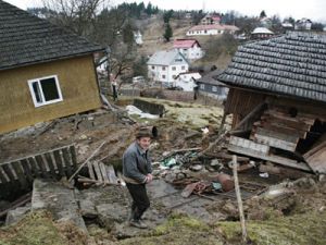 Salvatorii au pompat zeci de tone de apă din iazul artificial. Foto: jurnaluldebuzau.ro