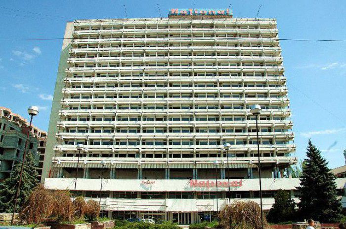 Minora care a încercat să sară în gol de pe clădirea hotelui Național este una din victimele unui joc online periculos. Foto: Wikimapia 