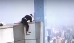 На кадрах видно, как 26-летний молодой человек выполняет один из своих трюков.