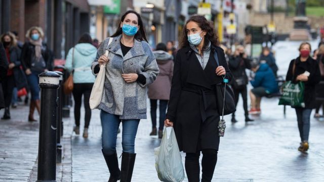 В Европе вводят новые ограничения для невакцинированных.
