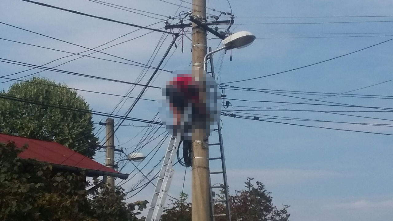 Băiatul supravieţuitor care a încercat să-şi salveze prietenul electrocutat, în stare de șoc. Foto simbol: Ziarul INCOMOD