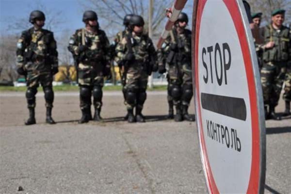 В Госпогранслужбе ждут, что с минуты на минуту может начаться штурм этого подразделения.  Фото: politica-ua.com