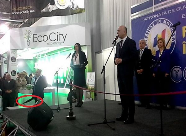 Один из охранников, стоящих по правую сторону от Филипа, держит в руках зонт.