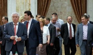 По словам парламентариев Партии коммунистов, действия кабмина подрывают экономику страны.
