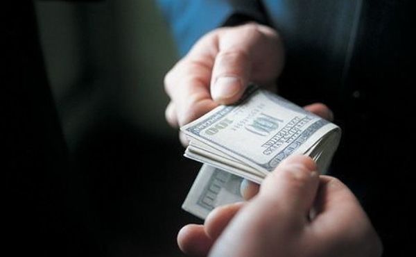 Angajat al MAI, reținut de CNA în încercarea de a cumpăra cu 5000 de dolari declarațiile false ale părții vătămate. Foto: protv.md