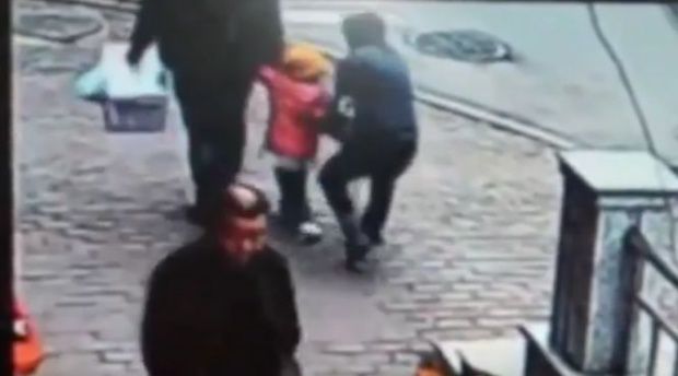 Momentul şocant în care un bărbat încearcă să răpească o fetiţă din mâinile tatălui său. 