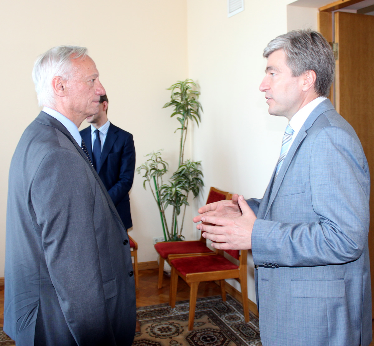 Problemele menționate urmează a fi discutate și cu reprezentanții administrației de la Tiraspol astăzi, în cadrul unor întrevederi cu ambasadorul Radojko Bogojevic.